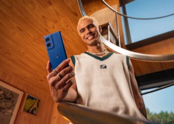 Motorola presenta en Argentina el primer moto G con pantalla sin bordes: moto g85 5G